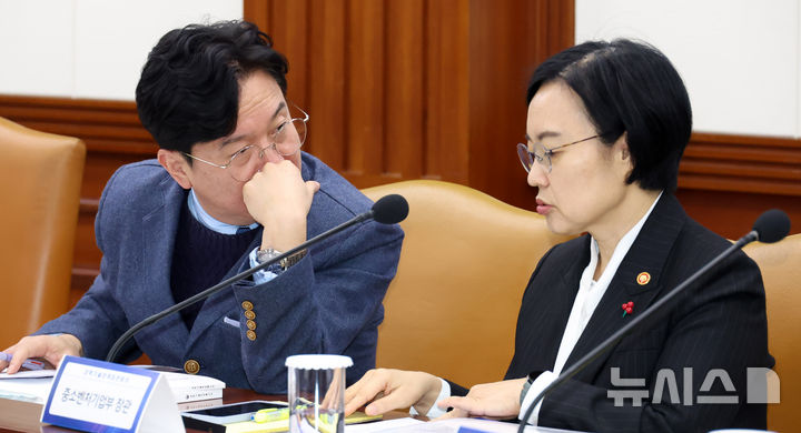 [서울=뉴시스] 추상철 기자 = 김영훈 고용노동부 장관과 한성숙 중소벤처기업부 장관이 지난해 12월18일 오전 서울 종로구 정부서울청사에서 열린 제2회 과학기술관계장관회의에 앞서 대화하고 있다. 2026.01.20. scchoo@newsis.com