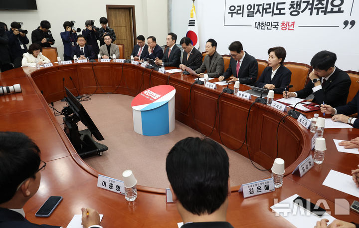 [서울=뉴시스] 김금보 기자 = 장동혁 국민의힘 대표가 18일 서울 여의도 국회에서 열린 최고위원회의에서 발언을 하고 있다. 2025.12.18. kgb@newsis.com