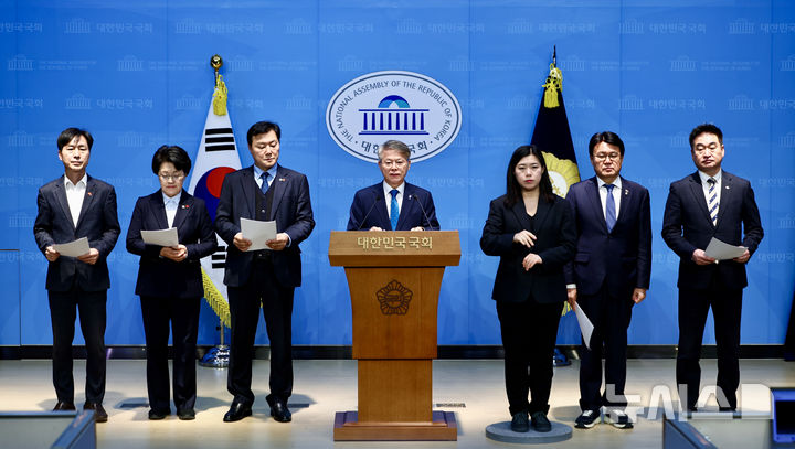 [서울=뉴시스] 김명년 기자 = 민형배 국회 공정사회포럼 대표가 18일 오전 서울 여의도 국회 소통관에서 조희대 사법부 규탄 기자회견을 하고 있다. 2025.12.18. kmn@newsis.com