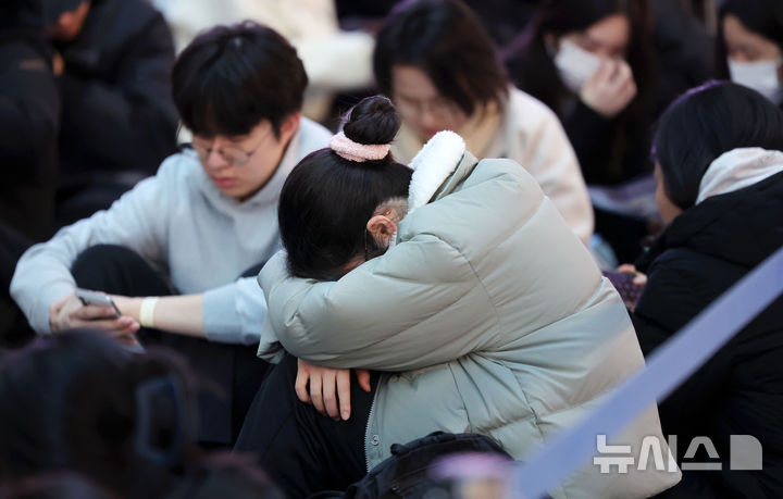 [서울=뉴시스] 홍효식 기자 = 18일 서울 강남구 코엑스에서 열린 2026학년도 정시 대학입학정보박람회를 찾은 한 입시생이 입장하기 위해 기다리고 있다. 2025.12.18. yesphoto@newsis.com