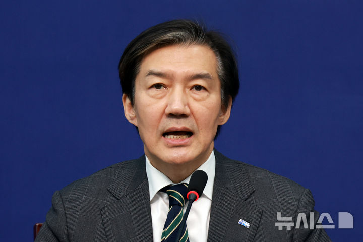 [서울=뉴시스] 고승민 기자 = 조국 조국혁신당 대표가 지난 18일 서울 여의도 국회에서 열린 최고위원회의에서 발언하고 있다. 2025.12.18. kkssmm99@newsis.com