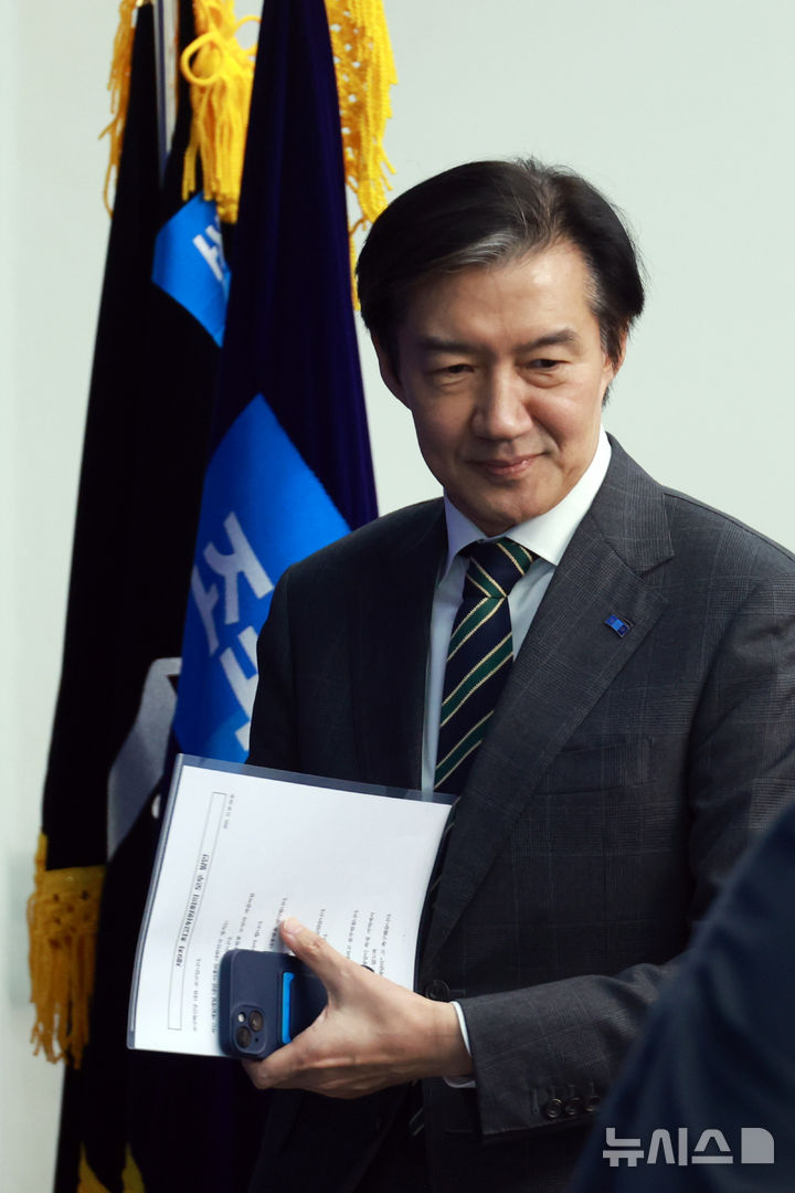 [서울=뉴시스] 고승민 기자 = 조국 조국혁신당 대표가 18일 서울 여의도 국회에서 열린 최고위원회의에 들어서고 있다. 2025.12.18. kkssmm99@newsis.com