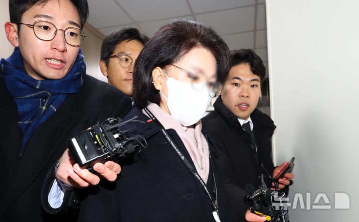 [서울=뉴시스] 박주성 기자 = 한학자 통일교 총재의 전 비서실장인 정원주씨가 18일 오전 서울 서대문구 경찰청 국가수사본부로 조사를 받기 위해 출석하고 있다. 2025.12.18. park7691@newsis.com