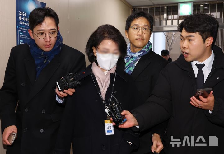 [서울=뉴시스] 박주성 기자 = 한학자 통일교 총재의 전 비서실장인 정원주씨가 18일 오전 서울 서대문구 경찰청 국가수사본부로 조사를 받기 위해 출석하고 있다. 2025.12.18. park7691@newsis.com