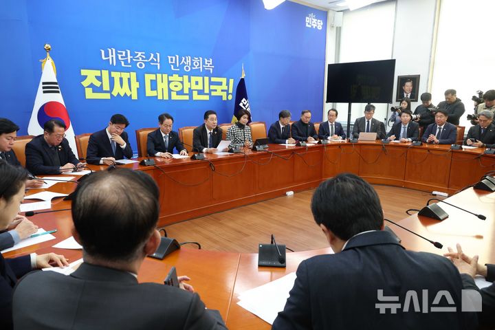 [서울=뉴시스] 조성봉 기자 = 김병기 더불어민주당 원내대표가 18일 오전 서울 여의도 국회에서 열린 정책조정회의에서 발언을 하고 있다. 2025.12.18. suncho21@newsis.com