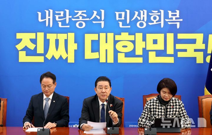 [서울=뉴시스] 조성봉 기자 = 김병기 더불어민주당 원내대표가 18일 오전 서울 여의도 국회에서 열린 정책조정회의에서 발언을 하고 있다. 2025.12.18. suncho21@newsis.com