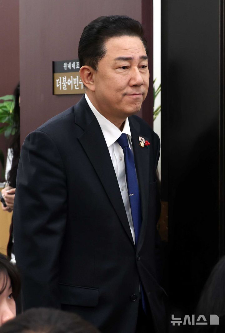 김병기 더불어민주당 원내대표가 국회 회의에 참석하는 모습