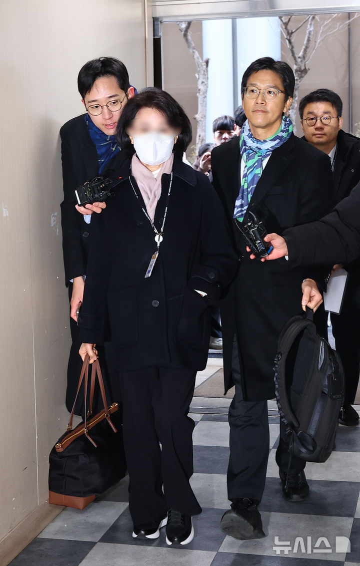 [서울=뉴시스] 박주성 기자 = 한학자 통일교 총재의 전 비서실장인 정원주씨가 18일 오전 서울 서대문구 경찰청 국가수사본부로 조사를 받기 위해 출석하고 있다. 2025.12.18. park7691@newsis.com