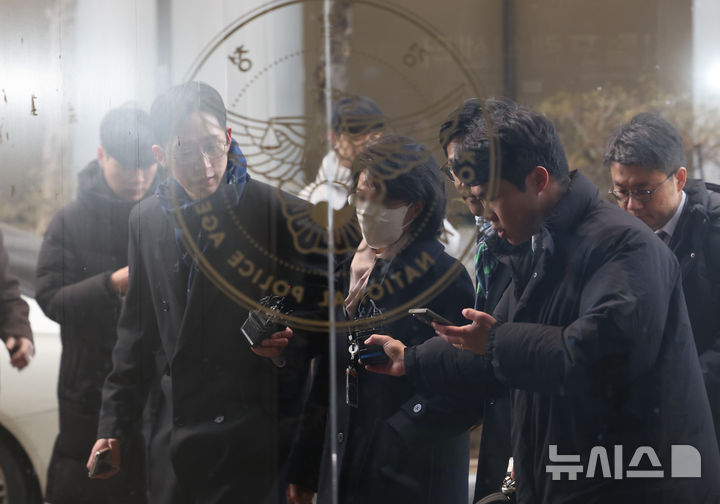 [서울=뉴시스] 박주성 기자 = 한학자 통일교 총재의 전 비서실장인 정원주씨가 18일 오전 서울 서대문구 경찰청 국가수사본부로 조사를 받기 위해 출석하고 있다. 2025.12.18. park7691@newsis.com