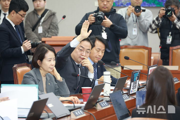 [서울=뉴시스] 고승민 기자 = 신장식 조국혁신당 의원이 18일 서울 여의도 국회에서 열린 운영위원회 전체회의에서 정개특위 구성 안건 관련 의견을 말하기 위해 손을 들고 있다. 2025.12.18. kkssmm99@newsis.com