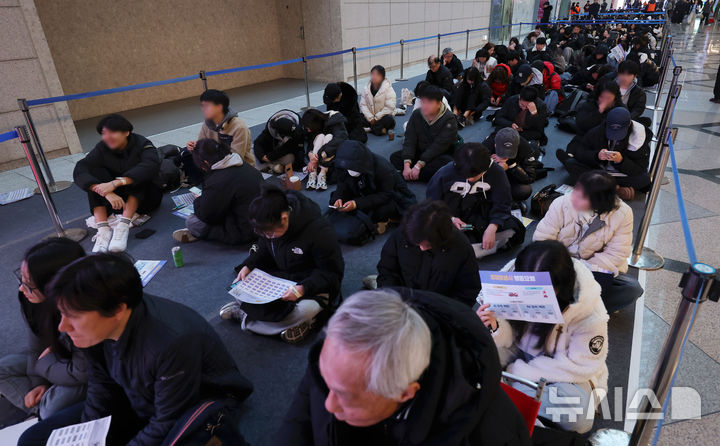 [서울=뉴시스] 홍효식 기자 = 18일 서울 강남구 코엑스에서 열린 2026학년도 정시 대학입학정보박람회를 찾은 학부모와 입시생들이 입장하기 위해 기다리고 있다. 2025.12.18. yesphoto@newsis.com