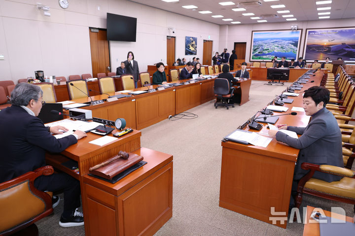 [서울=뉴시스] 김금보 기자 = 손명수 10.29여객기참사진상규명과피해자및유가족의피해구제를위한특별위원회 피해자와유가족지원및추모사업지원소위원회 위원장이 18일 서울 여의도 국회에서 열린 소위원회에서 발언을 하고 있다. 2025.12.18. kgb@newsis.com