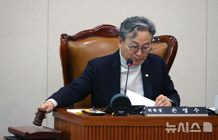 [서울=뉴시스] 김금보 기자 = 손명수 10.29여객기참사진상규명과피해자및유가족의피해구제를위한특별위원회 피해자와유가족지원및추모사업지원소위원회 위원장이 18일 서울 여의도 국회에서 열린 소위원회에서 의사봉을 두드리고 있다. 2025.12.18. kgb@newsis.com