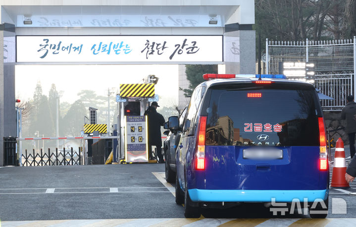 [서울=뉴시스] 황준선 기자 = 윤석열 전 대통령이 탑승한 호송 차량이 18일 오전 서울 용산구 중앙지역군사법원에서 열린 곽종근 전 특수전사령관, 여인형 전 방첩사령관, 이진우 전 수도방위사령관, 문상호 전 정보사령관의 내란 중요임무종사 혐의 등 사건 재판에 증인 출석하기 위해 법원으로 들어서고 있다. 2025.12.18. hwang@newsis.com