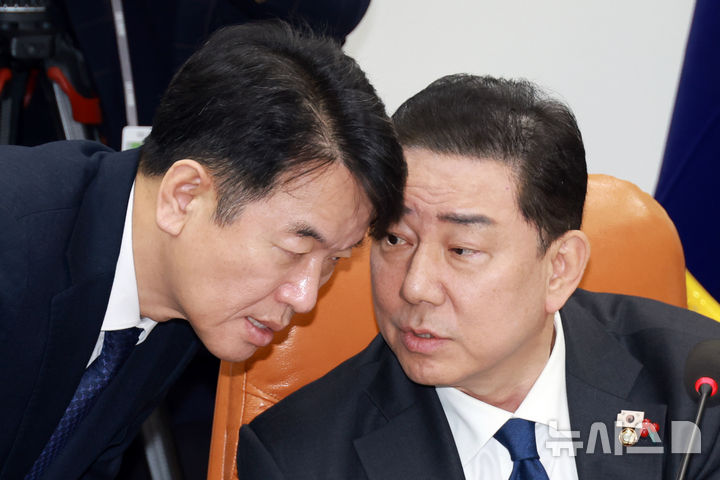 [서울=뉴시스] 고승민 기자 = 김병기 국회 운영위원장과 문진석 더불어민주당 원내수석이 18일 서울 여의도 국회에서 열린 운영위원회 전체회의에서 대화하고 있다. 2025.12.18. kkssmm99@newsis.com