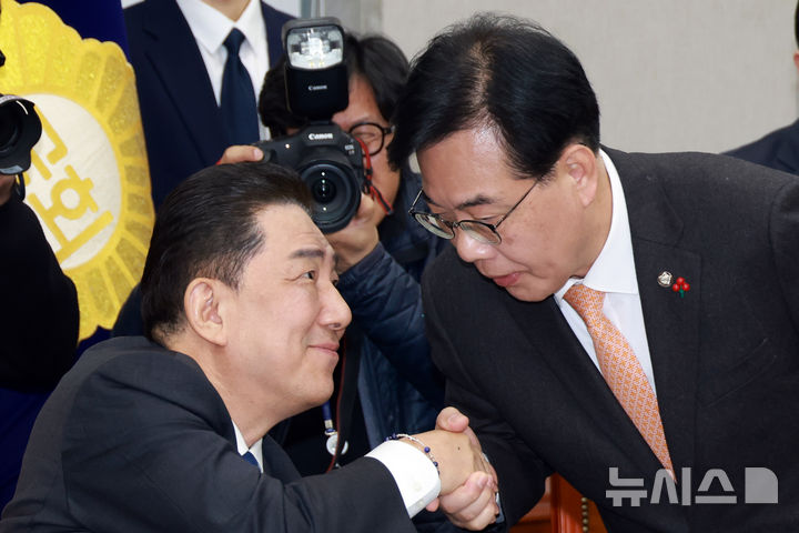 [서울=뉴시스] 고승민 기자 = 김병기 국회 운영위원장과 송언석 국민의힘 원내대표가 18일 서울 여의도 국회에서 열린 운영위원회 전체회의에서 인사를 하고 있다. 2025.12.18. kkssmm99@newsis.com