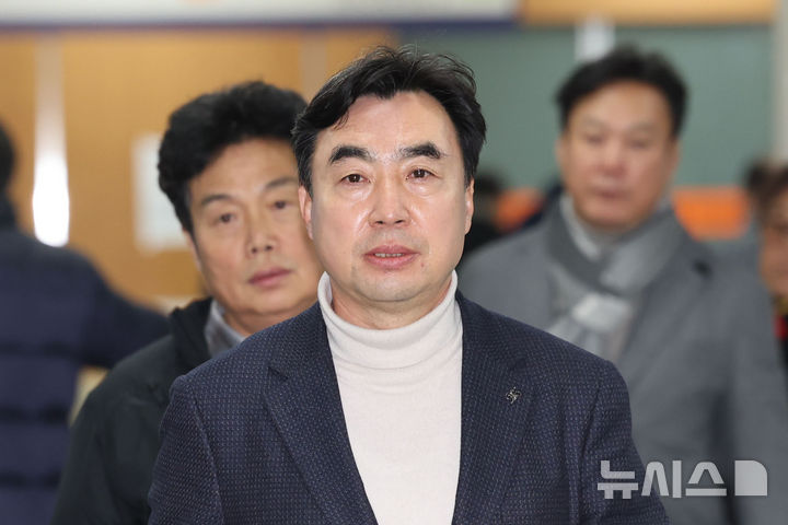 [서울=뉴시스] 권창회 기자 = 민주당 전당대회 돈봉투 의혹을 받는 윤관석 전 더불어민주당 의원이 18일 오전 서울 서초구 서울중앙지법에서 열린 항소심 선고기일에 출석하고 있다. 2025.12.18. kch0523@newsis.com