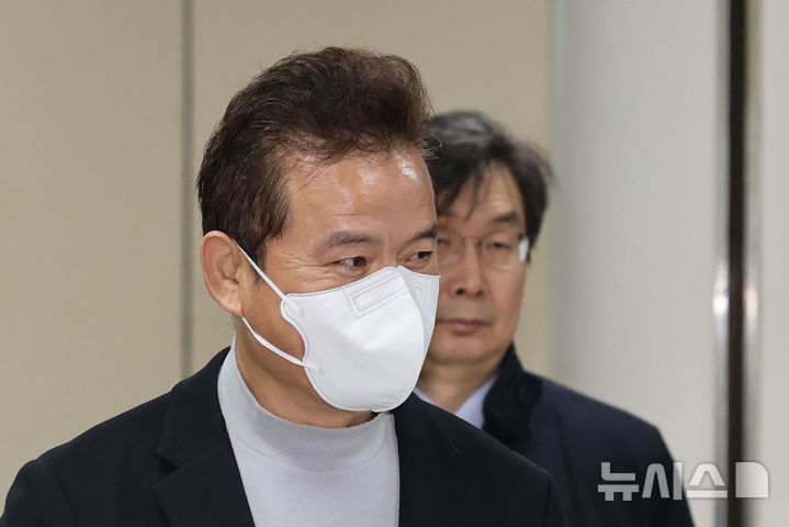 [서울=뉴시스] 권창회 기자 = 임종성 전 더불어민주당 의원이 18일 오전 서울 서초구 서울중앙지법에서 열린 민주당 전당대회 돈봉투 의혹 관련 항소심 선고를 마치고 법원을 나서고 있다. 서울고법 형사2부(부장판사 김종호)는 18일 정당법 위반 혐의로 기소된 윤관석, 임종성 전 의원과 허종식 민주당 의원의 항소심에서 모두 무죄로 판단했다. 2025.12.18. kch0523@newsis.com