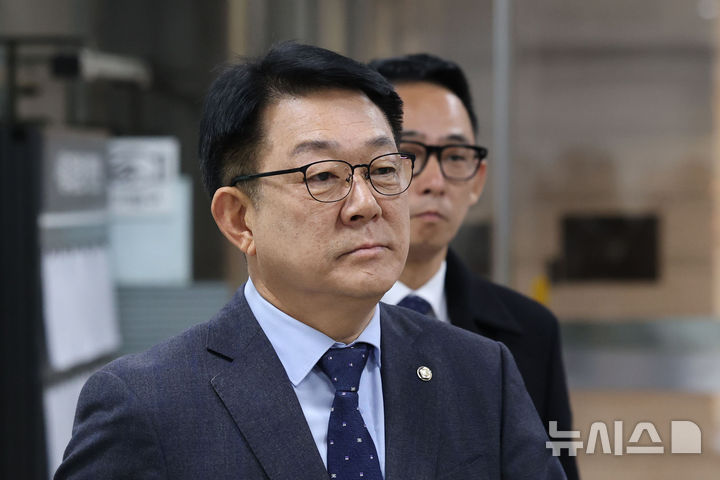 [서울=뉴시스] 권창회 기자 = 허종식 더불어민주당 의원이 18일 오전 서울 서초구 서울중앙지법에서 열린 민주당 전당대회 돈봉투 의혹 관련 항소심 선고를 마치고 법원을 나서고 있다. 서울고법 형사2부(부장판사 김종호)는 18일 정당법 위반 혐의로 기소된 윤관석, 임종성 전 의원과 허종식 민주당 의원의 항소심에서 모두 무죄로 판단했다. 2025.12.18. kch0523@newsis.com