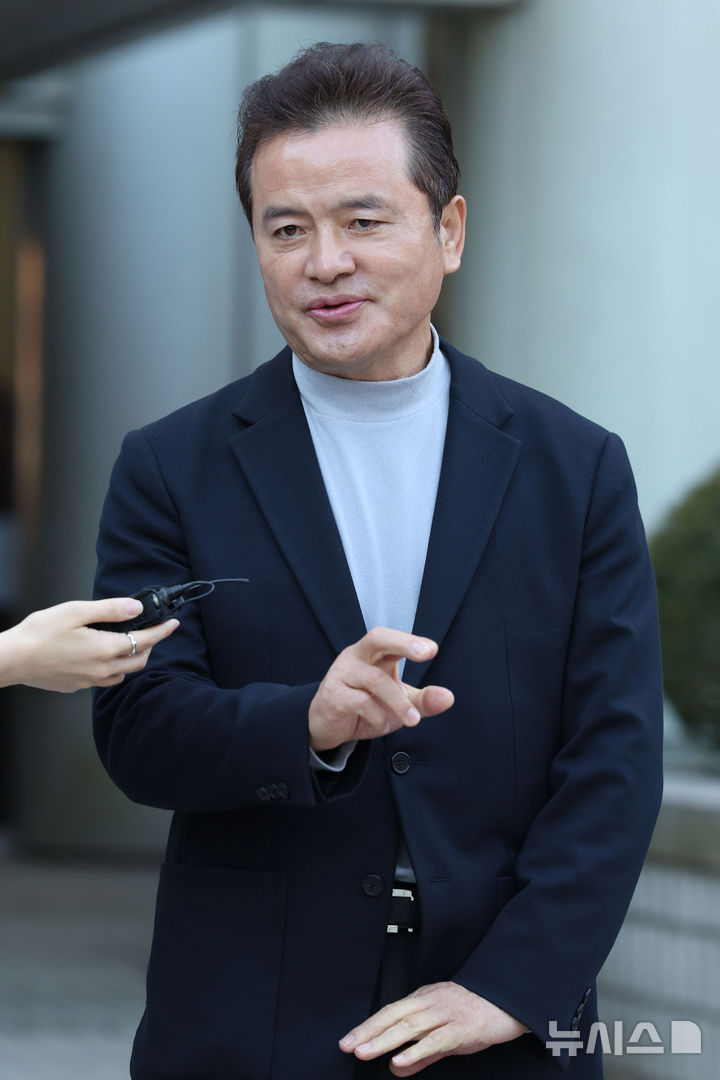 [서울=뉴시스] 권창회 기자 = 임종성 전 더불어민주당 의원이 18일 오전 서울 서초구 서울중앙지법에서 열린 민주당 전당대회 돈봉투 의혹 관련 항소심 선고를 마치고 법원을 나서며 취재진 질의에 답하고 있다. 서울고법 형사2부(부장판사 김종호)는 18일 정당법 위반 혐의로 기소된 윤관석, 임종성 전 의원과 허종식 민주당 의원의 항소심에서 모두 무죄로 판단했다. 2025.12.18. kch0523@newsis.com