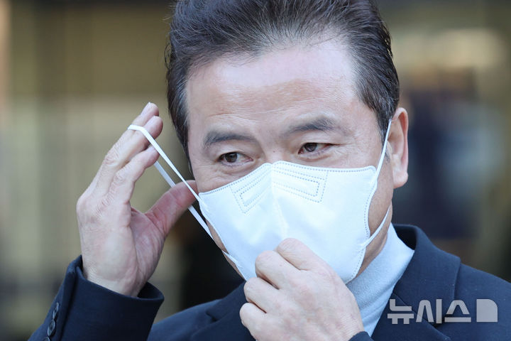 [서울=뉴시스] 권창회 기자 = 임종성 전 더불어민주당 의원이 18일 오전 서울 서초구 서울중앙지법에서 열린 민주당 전당대회 돈봉투 의혹 관련 항소심 선고를 마치고 법원을 나서며 마스크를 벗고 있다. 서울고법 형사2부(부장판사 김종호)는 18일 정당법 위반 혐의로 기소된 윤관석, 임종성 전 의원과 허종식 민주당 의원의 항소심에서 모두 무죄로 판단했다. 2025.12.18. kch0523@newsis.com