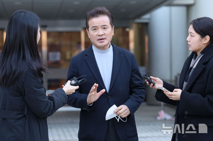 [서울=뉴시스] 권창회 기자 = 임종성 전 더불어민주당 의원이 18일 오전 서울 서초구 서울중앙지법에서 열린 민주당 전당대회 돈봉투 의혹 관련 항소심 선고를 마치고 법원을 나서며 취재진 질의에 답하고 있다. 서울고법 형사2부(부장판사 김종호)는 18일 정당법 위반 혐의로 기소된 윤관석, 임종성 전 의원과 허종식 민주당 의원의 항소심에서 모두 무죄로 판단했다. 2025.12.18. kch0523@newsis.com