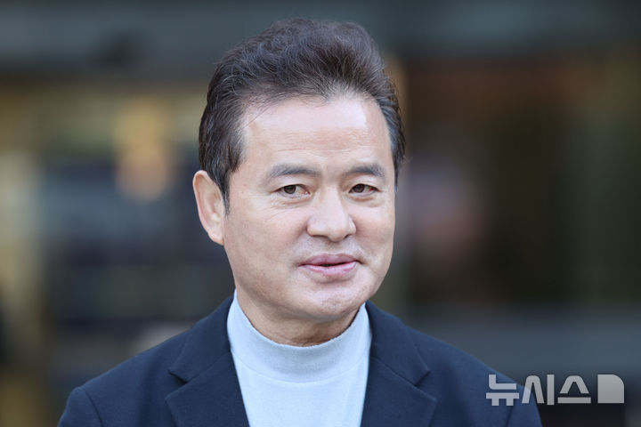 [서울=뉴시스] 권창회 기자 = 임종성 전 더불어민주당 의원이 18일 오전 서울 서초구 서울중앙지법에서 열린 민주당 전당대회 돈봉투 의혹 관련 항소심 선고를 마치고 법원을 나서며 취재진 질의에 답하고 있다. 서울고법 형사2부(부장판사 김종호)는 18일 정당법 위반 혐의로 기소된 윤관석, 임종성 전 의원과 허종식 민주당 의원의 항소심에서 모두 무죄로 판단했다. 2025.12.18. kch0523@newsis.com