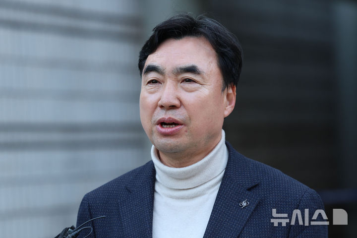 [서울=뉴시스] 권창회 기자 = 윤관석 전 더불어민주당 의원이 18일 오전 서울 서초구 서울중앙지법에서 열린 민주당 전당대회 돈봉투 의혹 관련 항소심 선고를 마치고 법원을 나서며 취재진 질의에 답하고 있다. 서울고법 형사2부(부장판사 김종호)는 18일 정당법 위반 혐의로 기소된 윤관석, 임종성 전 의원과 허종식 민주당 의원의 항소심에서 모두 무죄로 판단했다. 2025.12.18. kch0523@newsis.com