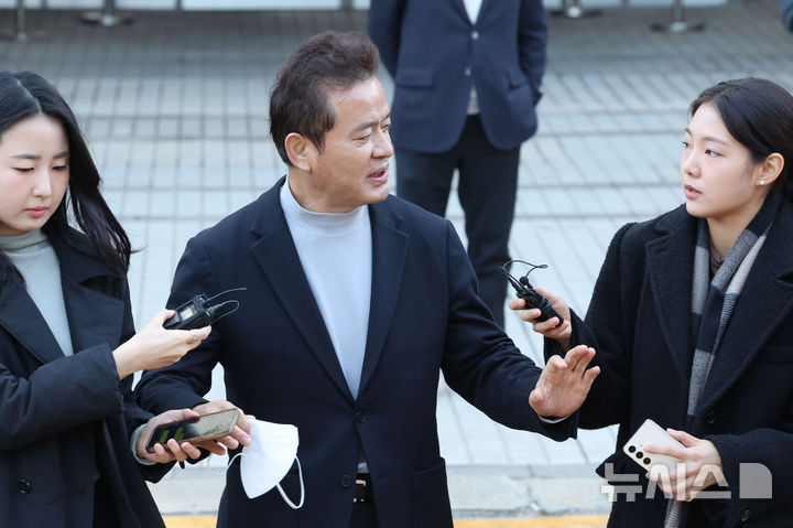 [서울=뉴시스] 권창회 기자 = 임종성 전 더불어민주당 의원이 18일 오전 서울 서초구 서울중앙지법에서 열린 민주당 전당대회 돈봉투 의혹 관련 항소심 선고를 마치고 법원을 나서며 취재진 질의에 답하고 있다. 서울고법 형사2부(부장판사 김종호)는 18일 정당법 위반 혐의로 기소된 윤관석, 임종성 전 의원과 허종식 민주당 의원의 항소심에서 모두 무죄로 판단했다. 2025.12.18. kch0523@newsis.com