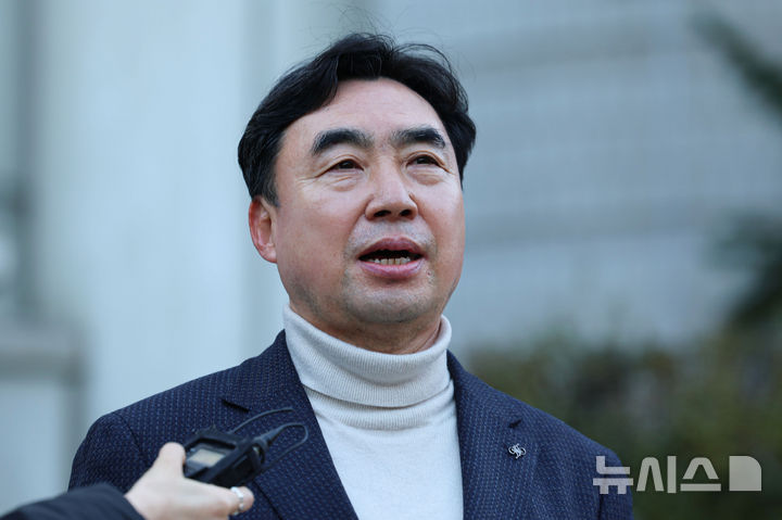 [서울=뉴시스] 권창회 기자 = 입법 로비 대가로 2000만원 상당의 뇌물을 수수한 혐의로 기소돼 1심에서 무죄를 선고받은 윤관석 전 의원이 항소심에서 유죄로 뒤집혀 징역형 집행유예를 선고받자 상고했다. 사진은 윤 전 의원이 지난해 12월 18일 오전 서울 서초구 서울중앙지법에서 열린 민주당 전당대회 돈봉투 의혹 관련 항소심 선고를 마치고 법원을 나서며 취재진 질의에 답하는 모습. 2026.10.20. kch0523@newsis.com