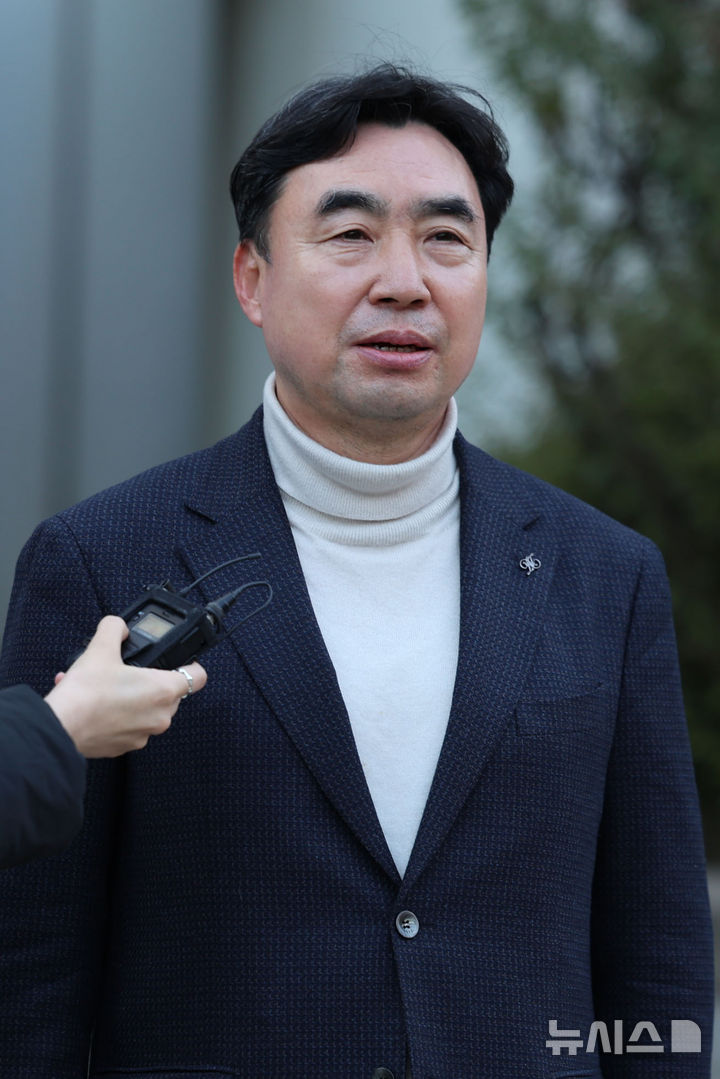 [서울=뉴시스] 권창회 기자 = 윤관석 전 더불어민주당 의원이 18일 오전 서울 서초구 서울중앙지법에서 열린 민주당 전당대회 돈봉투 의혹 관련 항소심 선고를 마치고 법원을 나서며 취재진 질의에 답하고 있다. 서울고법 형사2부(부장판사 김종호)는 18일 정당법 위반 혐의로 기소된 윤관석, 임종성 전 의원과 허종식 민주당 의원의 항소심에서 모두 무죄로 판단했다. 2025.12.18. kch0523@newsis.com