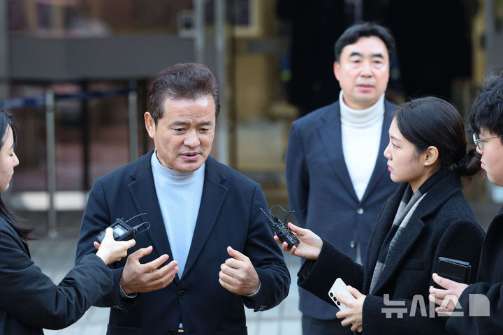 [서울=뉴시스] 권창회 기자 = 임종성 전 더불어민주당 의원이 18일 오전 서울 서초구 서울중앙지법에서 열린 민주당 전당대회 돈봉투 의혹 관련 항소심 선고를 마치고 법원을 나서며 취재진 질의에 답하고 있다. 서울고법 형사2부(부장판사 김종호)는 18일 정당법 위반 혐의로 기소된 윤관석, 임종성 전 의원과 허종식 민주당 의원의 항소심에서 모두 무죄로 판단했다. 2025.12.18. kch0523@newsis.com