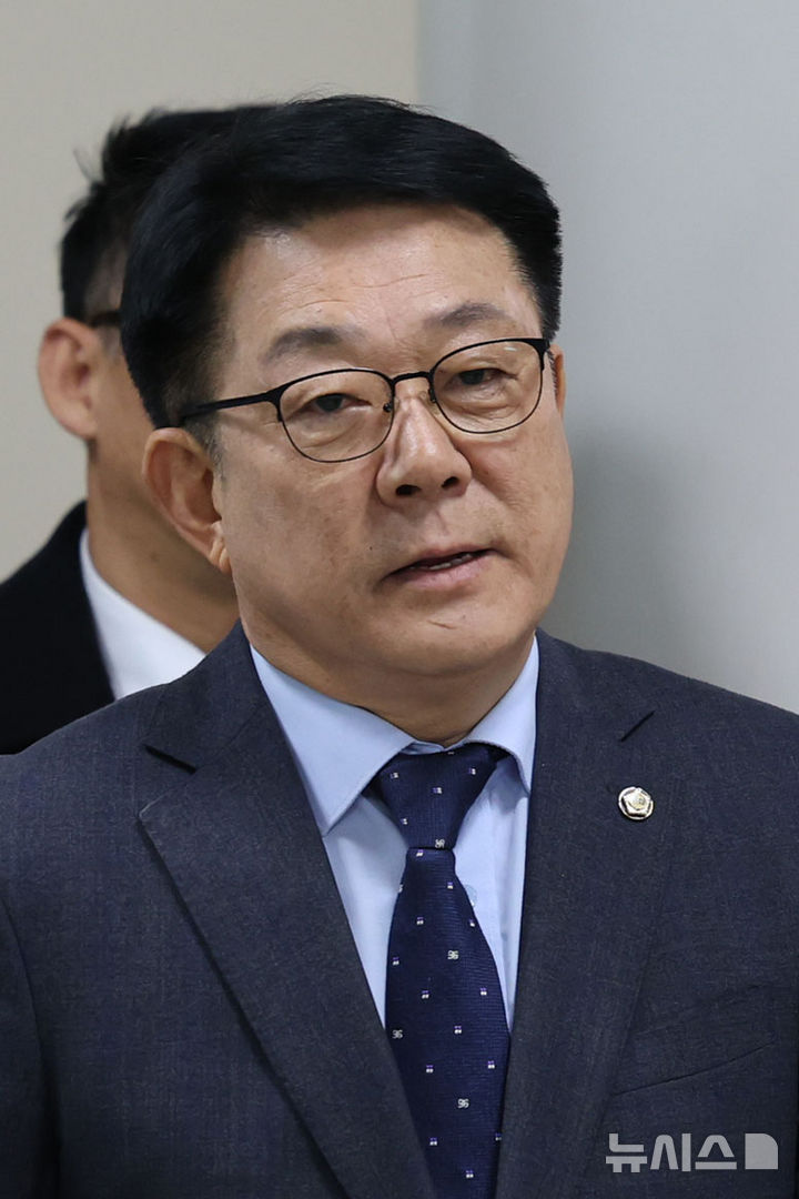 [서울=뉴시스] 권창회 기자 = 허종식 더불어민주당 의원이 18일 오전 서울 서초구 서울중앙지법에서 열린 민주당 전당대회 돈봉투 의혹 관련 항소심 선고를 마치고 법원을 나서고 있다. 서울고법 형사2부(부장판사 김종호)는 18일 정당법 위반 혐의로 기소된 윤관석, 임종성 전 의원과 허종식 민주당 의원의 항소심에서 모두 무죄로 판단했다. 2025.12.18. kch0523@newsis.com