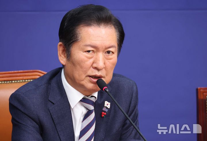 [서울=뉴시스] 조성봉 기자 = 정청래 더불어민주당 대표가 지난 18일 오전 서울 여의도 국회에서 열린 시·도당지방선거기획단 연석회의에서 발언을 하고 있다. 2025.12.19. suncho21@newsis.com