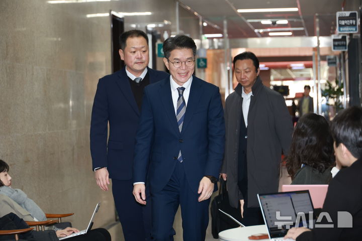 [서울=뉴시스] 고승민 기자 = 정원오 성동구청장이 18일 서울 여의도 국회에서 정청래 더불어민주당 대표를 면담하기 위해 들어서고 있다. 2025.12.18. kkssmm99@newsis.com