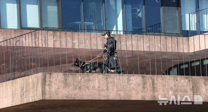 [제주=뉴시스] 우장호 기자 = 18일 오전 제주시 영평동 카카오 본사에 폭발물이 설치됐다는 신고가 접수돼 경찰과 소방, 군부대가 출동해 시설물을 수색하고 있다. 앞서 지난 15일에는 경기 성남시 분당구에 있는 카카오 사옥을 폭파하겠다는 협박 신고가 접수돼 경찰과 군이 수색에 나섰고, 카카오 모든 직원이 재택근무로 전환한 바 있다. 2025.12.18. woo1223@newsis.com