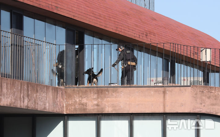 [제주=뉴시스] 우장호 기자 = 18일 오전 제주시 영평동 카카오 본사에 폭발물이 설치됐다는 신고가 접수돼 경찰과 소방, 군부대가 출동해 시설물을 수색하고 있다. 앞서 지난 15일에는 경기 성남시 분당구에 있는 카카오 사옥을 폭파하겠다는 협박 신고가 접수돼 경찰과 군이 수색에 나섰고, 카카오 모든 직원이 재택근무로 전환한 바 있다. 2025.12.18. woo1223@newsis.com