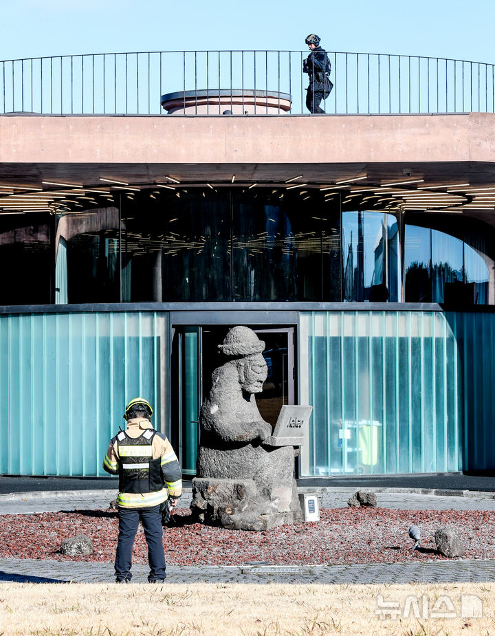 [제주=뉴시스] 우장호 기자 = 18일 오전 제주시 영평동 카카오 본사에 폭발물이 설치됐다는 신고가 접수돼 경찰과 소방, 군부대가 출동해 시설물을 수색하고 있다. 앞서 지난 15일에는 경기 성남시 분당구에 있는 카카오 사옥을 폭파하겠다는 협박 신고가 접수돼 경찰과 군이 수색에 나섰고, 카카오 모든 직원이 재택근무로 전환한 바 있다. 2025.12.18. woo1223@newsis.com