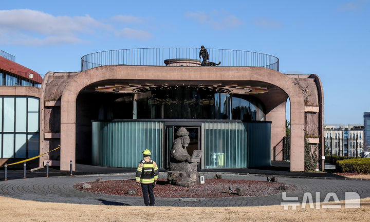 [제주=뉴시스] 우장호 기자 = 18일 오전 제주시 영평동 카카오 본사에 폭발물이 설치됐다는 신고가 접수돼 경찰과 소방, 군부대가 출동해 시설물을 수색하고 있다. 앞서 지난 15일에는 경기 성남시 분당구에 있는 카카오 사옥을 폭파하겠다는 협박 신고가 접수돼 경찰과 군이 수색에 나섰고, 카카오 모든 직원이 재택근무로 전환한 바 있다. 2025.12.18. woo1223@newsis.com