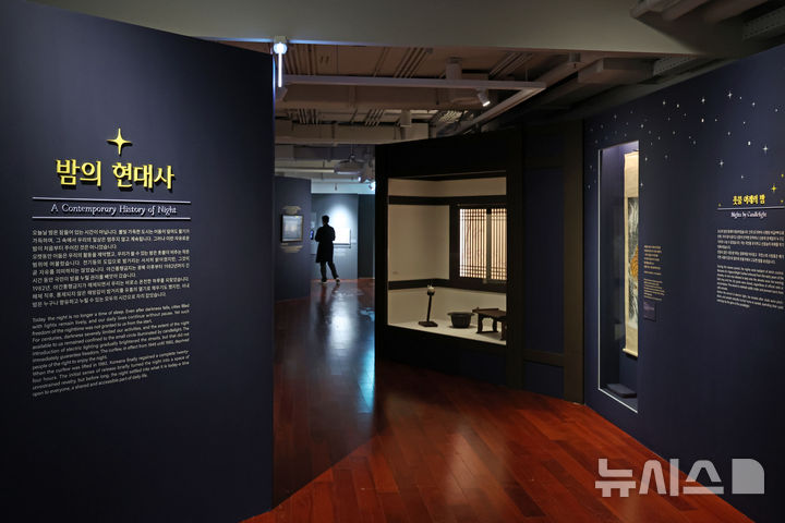 [서울=뉴시스] 박진희 기자 = 대한민국역사박물관은 18일 서울 종로구 대한민국역사박물관 기획전시실에서 통금해제 이후 되찾은 우리의 역동적인 밤과 그 감성을 느낄 수 있는 특별전 '밤 풍경' 언론공개회를 갖고 한국 현대사 속 ‘밤’의 의미를 재조명하고 있다. 2025.12.18. pak7130@newsis.com