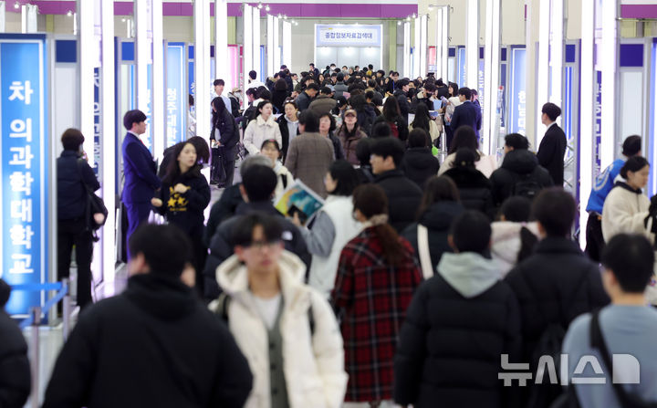 [서울=뉴시스] 홍효식 기자 = 18일 서울 강남구 코엑스에서 열린 2026학년도 정시 대학입학정보박람회를 찾은 학부모와 입시생들이 각 대학별 부스를 둘러보고 있다. 2025.12.18. yesphoto@newsis.com