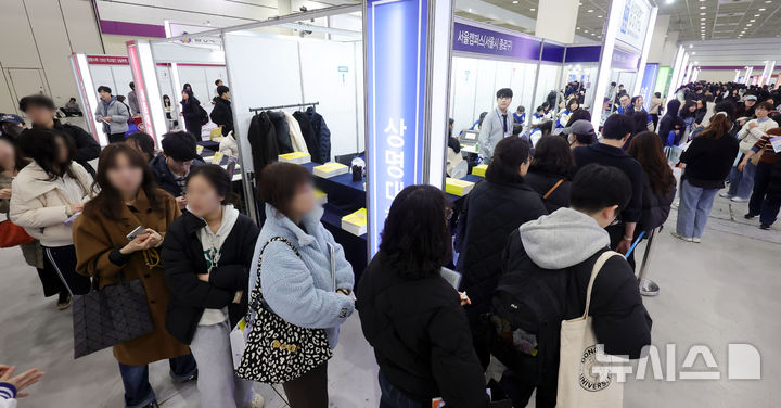 [서울=뉴시스] 홍효식 기자 = 18일 서울 강남구 코엑스에서 열린 2026학년도 정시 대학입학정보박람회를 찾은 학부모와 입시생들이 상담을 받고 있다. 2025.12.18. yesphoto@newsis.com