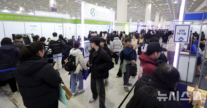 [서울=뉴시스] 홍효식 기자 =지난 18일 서울 강남구 코엑스에서 열린 2026학년도 정시 대학입학정보박람회를 찾은 학부모와 입시생들이 상담을 받고 있는 모습. 2025.12.18. yesphoto@newsis.com