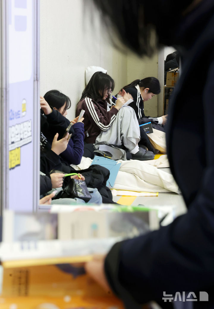 [서울=뉴시스] 홍효식 기자 = 18일 서울 강남구 코엑스에서 열린 2026학년도 정시 대학입학정보박람회를 찾은 입시생들이 자료를 살펴보고 있다. 2025.12.18. yesphoto@newsis.com