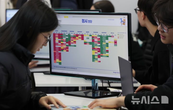 [서울=뉴시스] 홍효식 기자 = 18일 서울 강남구 코엑스에서 열린 2026학년도 정시 대학입학정보박람회를 찾은 한 입시생이 상담을 받고 있다. 2025.12.18. yesphoto@newsis.com