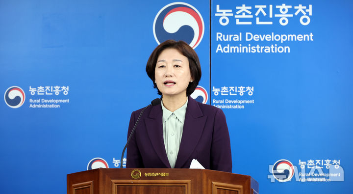 [세종=뉴시스] 강종민 기자 = 방혜선 농촌진흥청 농업생물부장이 18일 세종시 정부세종청사에서 양봉산물인 프로폴리스 추출물이 면역 과민 반응 완화 효능을 입증한 연구 결과를 발표하고 있다. 2025.12.18. ppkjm@newsis.com