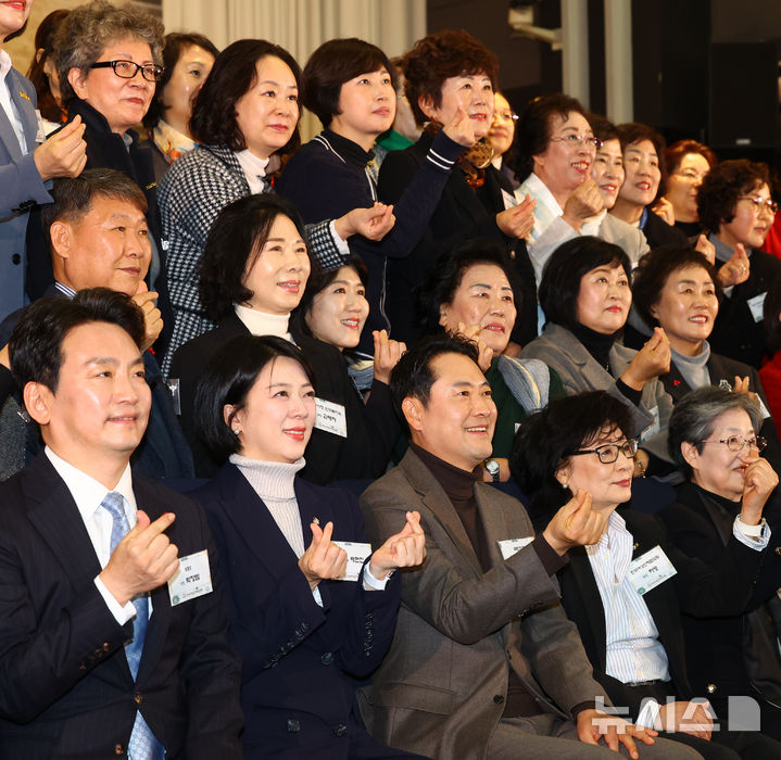 [서울=뉴시스] 박주성 기자 = 장동혁 국민의힘 대표와 허명 한국여성단체협의회 회장, 박장범 KBS 사장을 비롯한 참석자들이 18일 서울 영등포구 공군호텔에서 열린 한국여성단체협의회 창립 66주년 기념식에서 기념촬영을 하고 있다. 2025.12.18. park7691@newsis.com