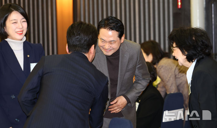 [서울=뉴시스] 박주성 기자 = 장동혁 국민의힘 대표가 지난 18일 서울 영등포구 공군호텔에서 열린 한국여성단체협의회 창립 66주년 기념식에 참석해 박장범 KBS 사장과 인사를 나누고 있다. 2025.12.18. park7691@newsis.com