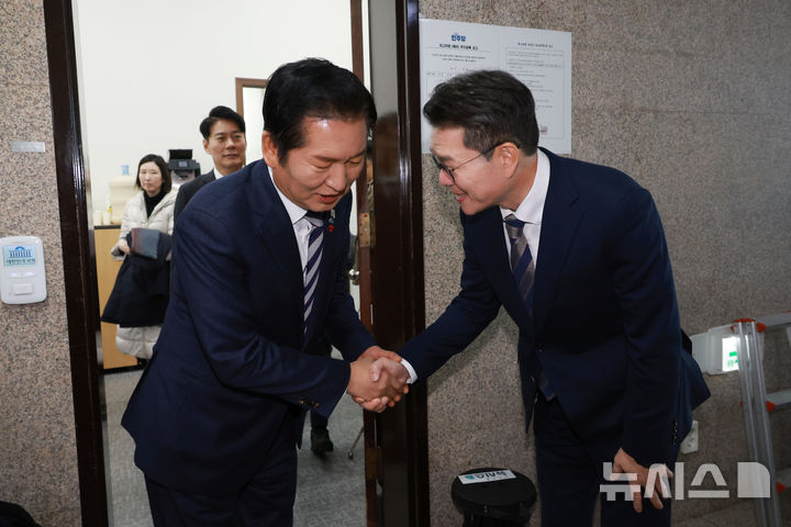 [서울=뉴시스] 고승민 기자 = 정청래 더불어민주당 대표와 정원오 성동구청장이 18일 서울 여의도 국회에서 면담 후 악수하고 있다. 2025.12.18. kkssmm99@newsis.com