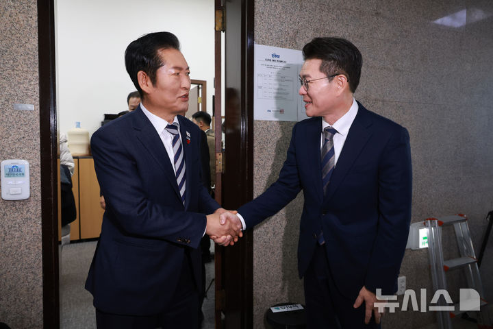 [서울=뉴시스] 고승민 기자 = 정청래 더불어민주당 대표와 정원오 성동구청장이 18일 서울 여의도 국회에서 면담 후 악수하고 있다. 2025.12.18. kkssmm99@newsis.com